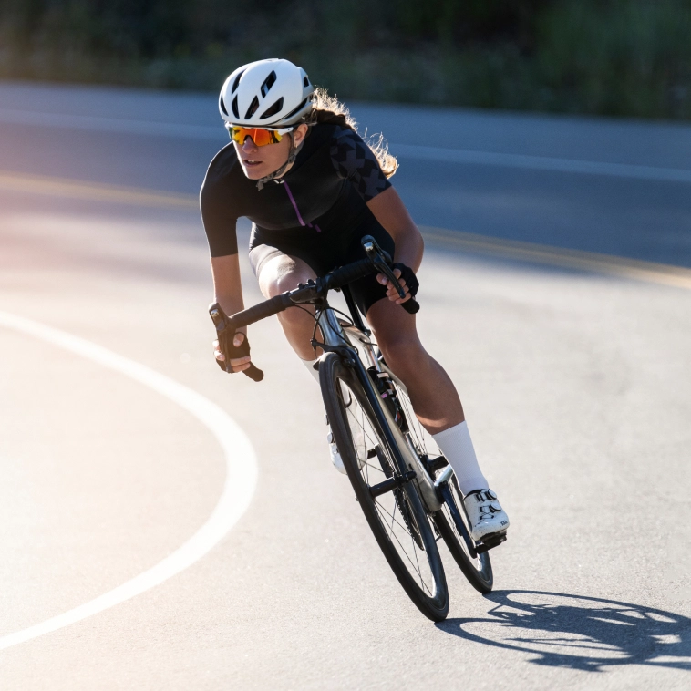 mulher pedalando bicicleta